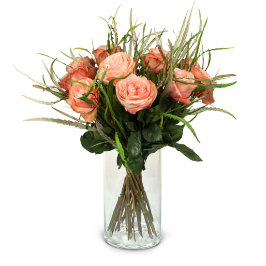 12 lachsfarbene Rosen mit viel Grün (Minimum)